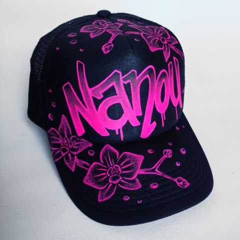 Casquette tag et fleurs fluo “NANOU”
