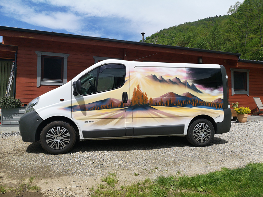 Peinture décorative de montagnes sur un camion Renault Trafic aménagé