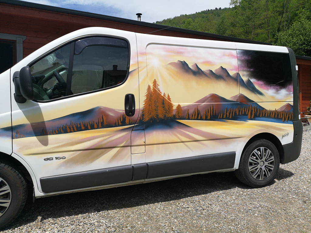 Peinture décorative sur un camion Renault Trafic aménagé