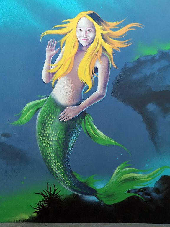 Fresque murale fantaisie sur le thème de la sirène dans un fond marin avec poisson tropical, coraux et méduses