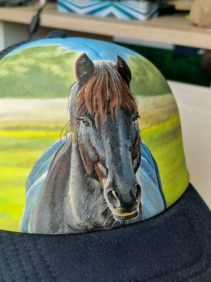 Portrait de cheval peint sur casquette